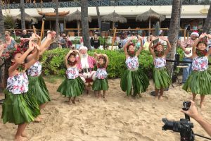 Santa will arrive by Canoe on Waikiki Beach on December 8. 