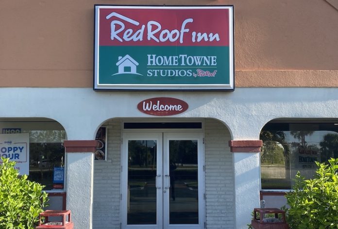 Red Roof Inn y Hometowne Studios